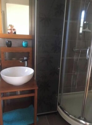 Chuveiro, secador de cabelo, toalhas de banho 