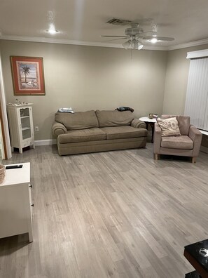 Living area - Full House - Sleeps 8 (Port Charlotte)