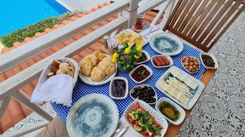 Desayuno con opciones de la cocina local todos los días (con cargo)