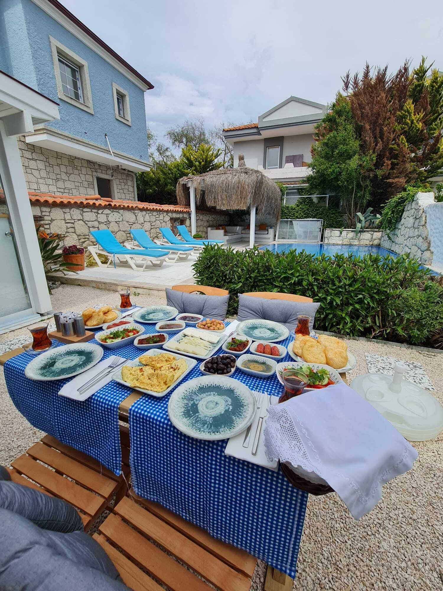 Daily local cuisine breakfast for a fee
