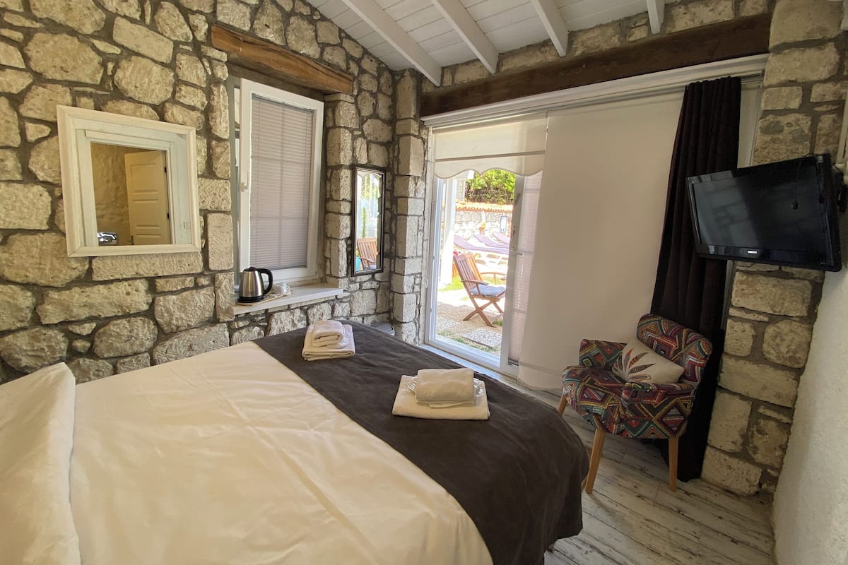 Junior Double Room | Premium bedding, free WiFi, bed sheets
