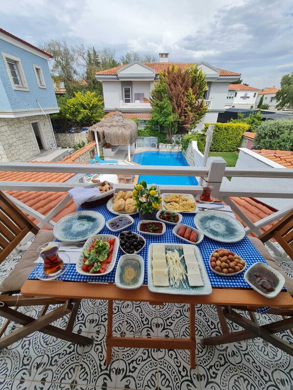 Desayuno con opciones de la cocina local todos los días (con cargo)