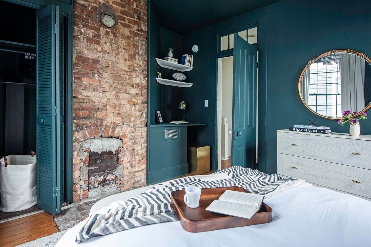 2 bedrooms, desk, WiFi, bed sheets