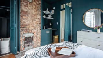 2 bedrooms, desk, WiFi, bed sheets