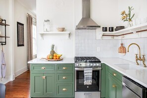 Fridge, microwave, oven, stovetop - Wonderland (Atlanta)