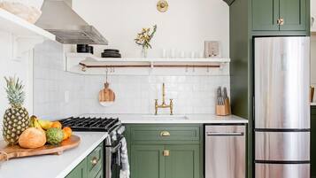 冰箱、微波炉、烤箱、炉灶