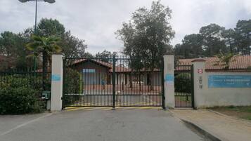 Enceinte de lâhĂ©bergement