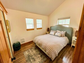 Modern Cabin | 1 bedroom, blackout curtains, iron/ironing board, free WiFi - Whispering Pines cabin rentals (Lakeside)