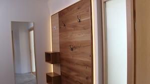 Ein Flur mit Holzvertäfelung, einem Spiegel und einer Tür.