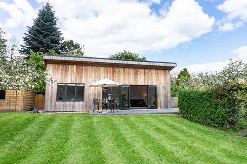 Quarry View Studio in Shrewsbury with Parking