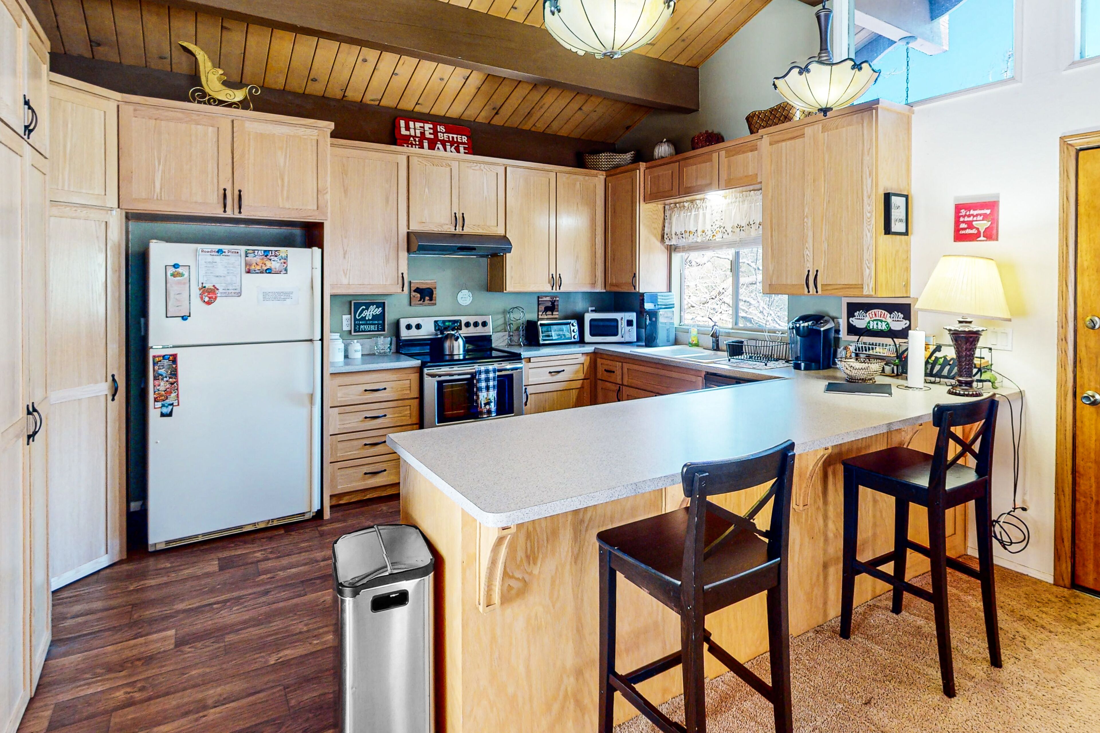 Tranquil dog-friendly cabin with fireplace, kitchen, balcony, grill, & patio