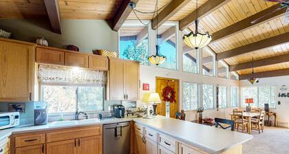 Tranquil dog-friendly cabin with fireplace, kitchen, balcony, grill, & patio