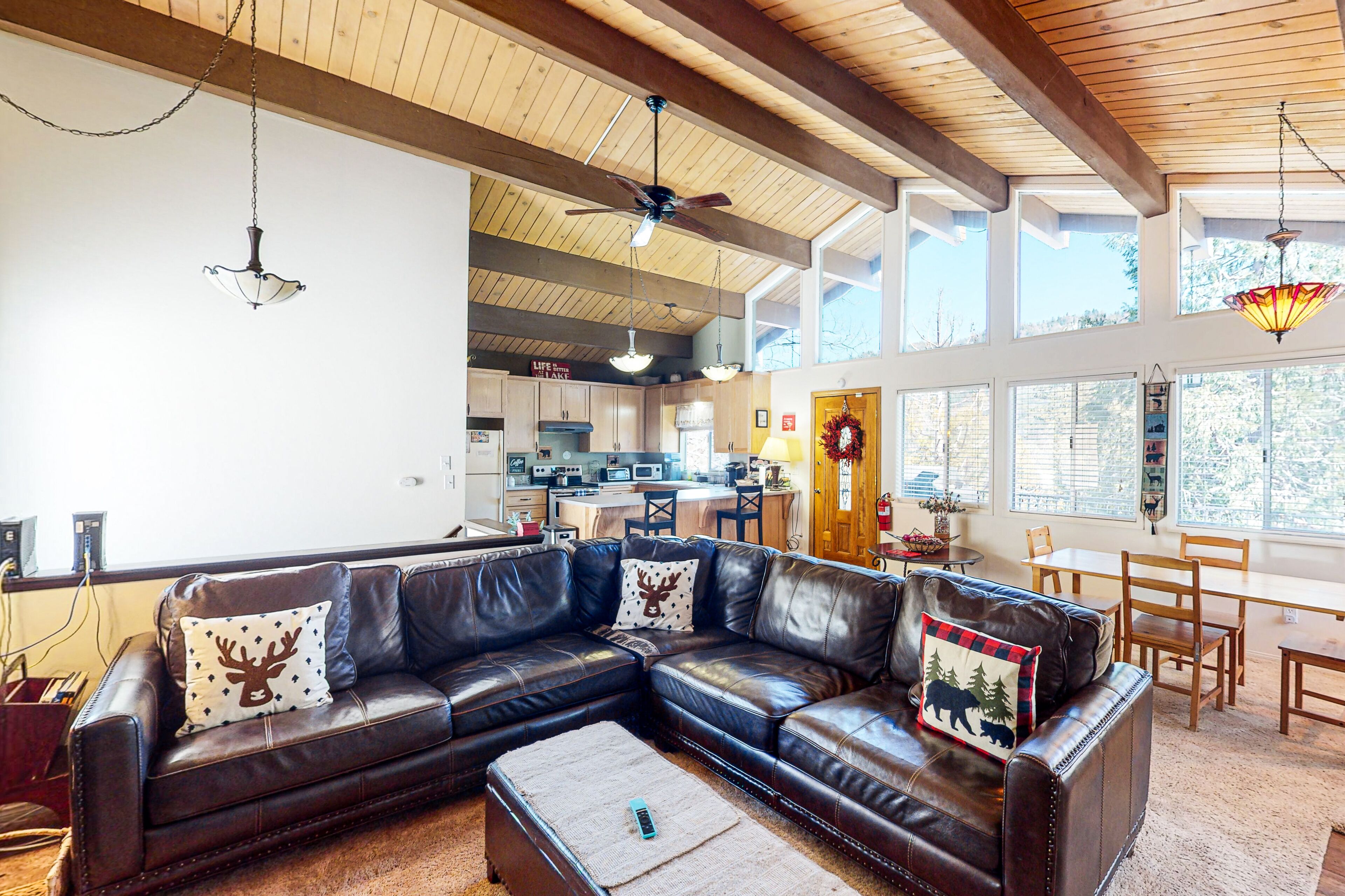 Tranquil dog-friendly cabin with fireplace, kitchen, balcony, grill, & patio