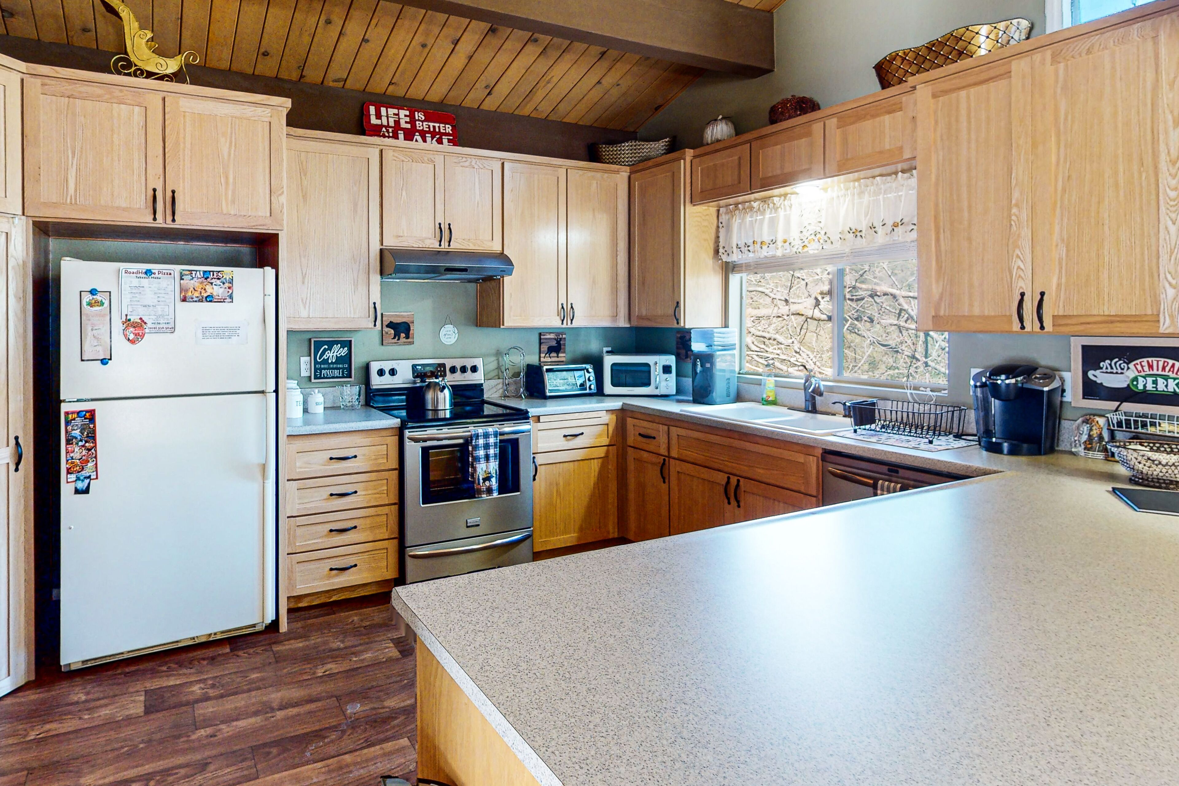 Tranquil dog-friendly cabin with fireplace, kitchen, balcony, grill, & patio