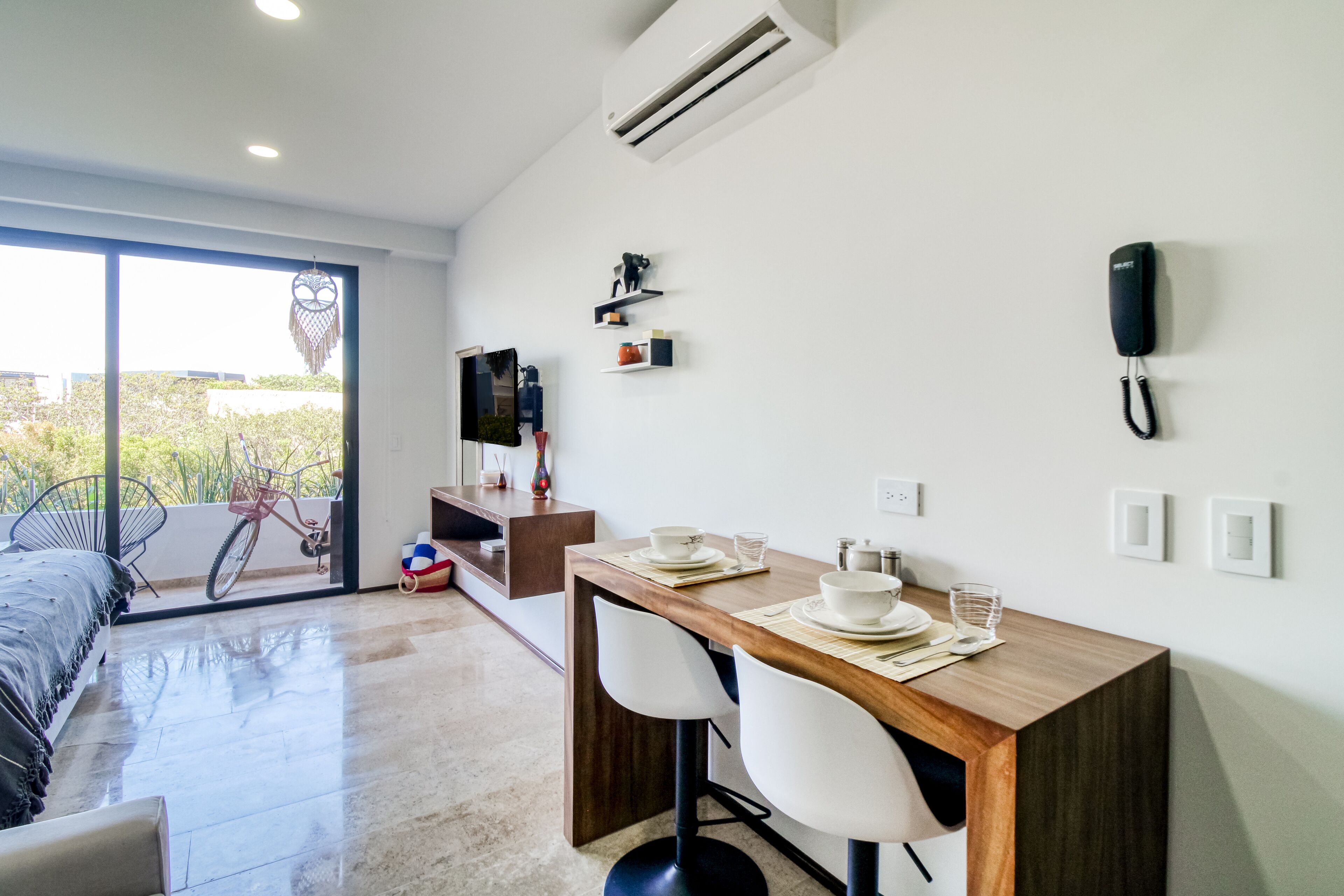 Inviting studio with pool, balcony, hot tub, fitness area, & bikes