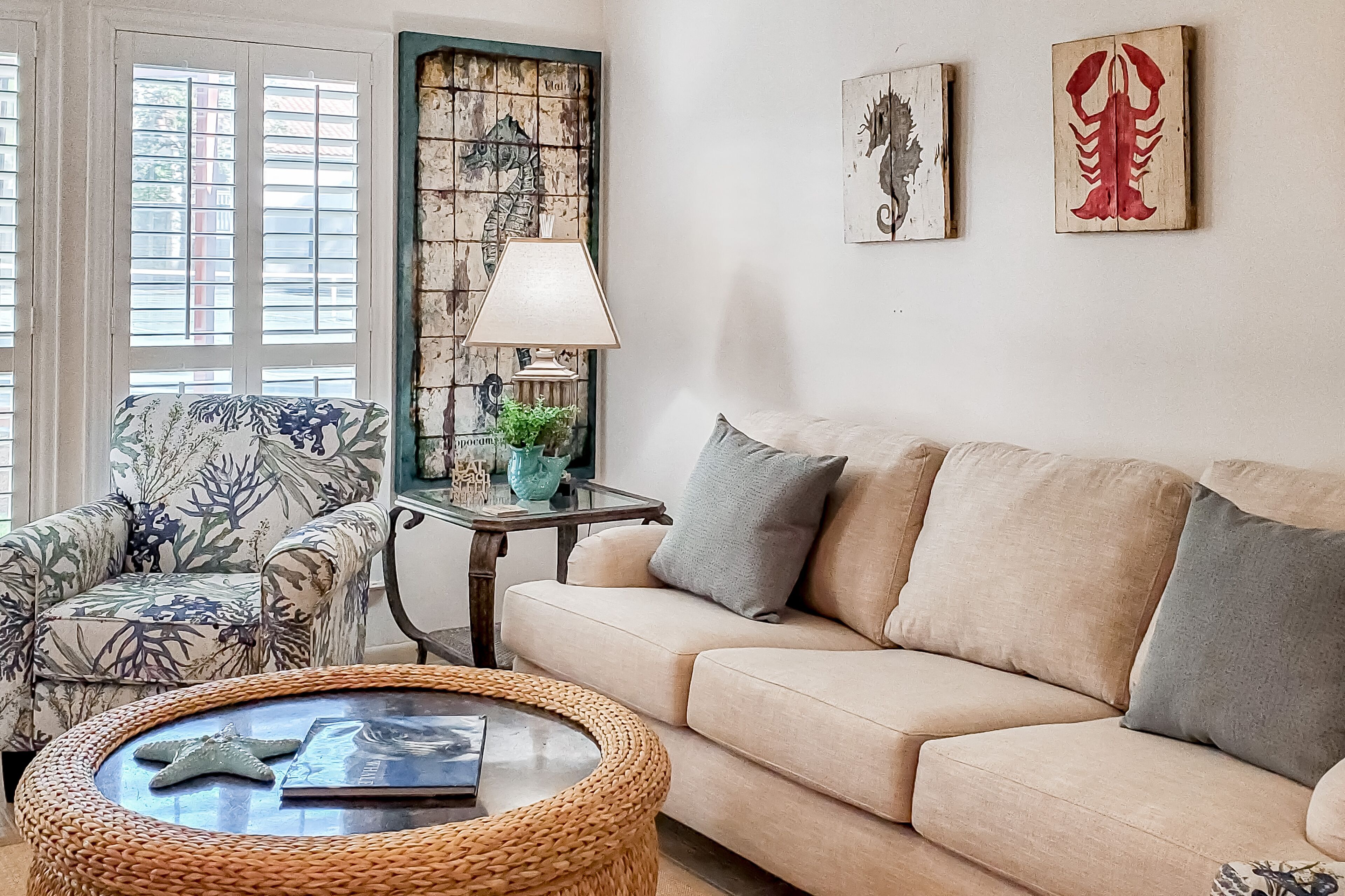 Modern townhome with patio, W/D, pools, hot tub, tennis courts, & beach access