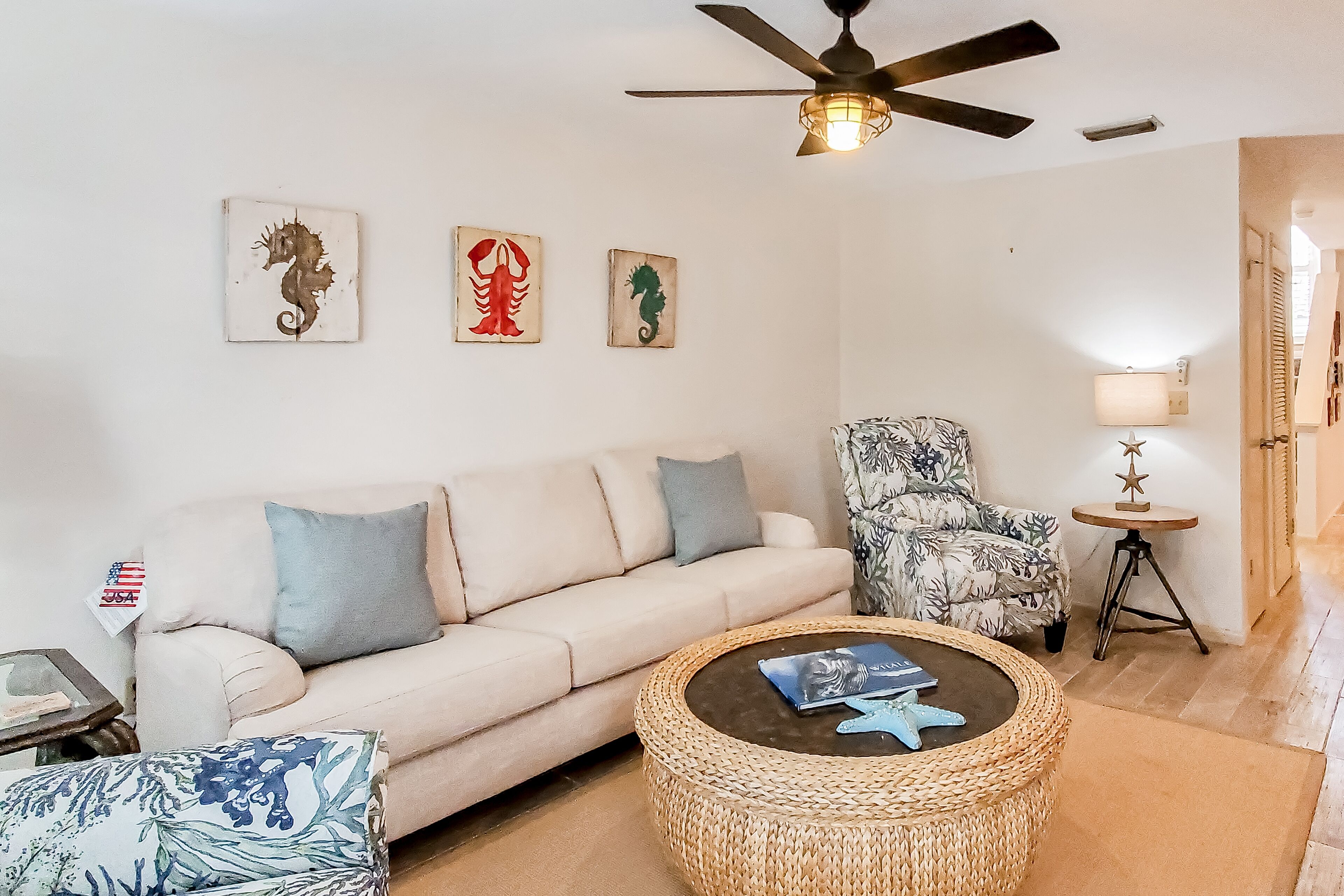 Modern townhome with patio, W/D, pools, hot tub, tennis courts, & beach access