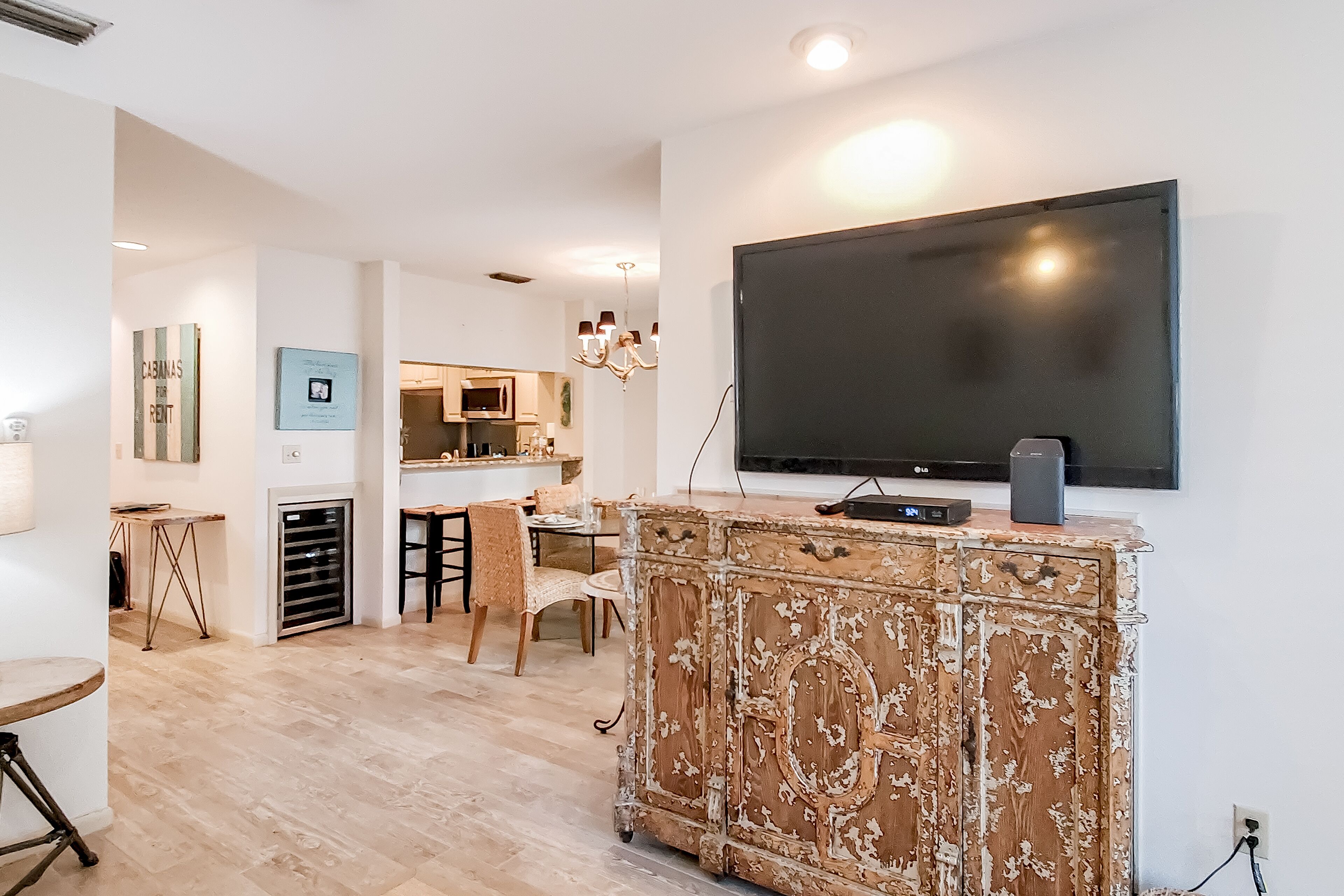 Modern townhome with patio, W/D, pools, hot tub, tennis courts, & beach access