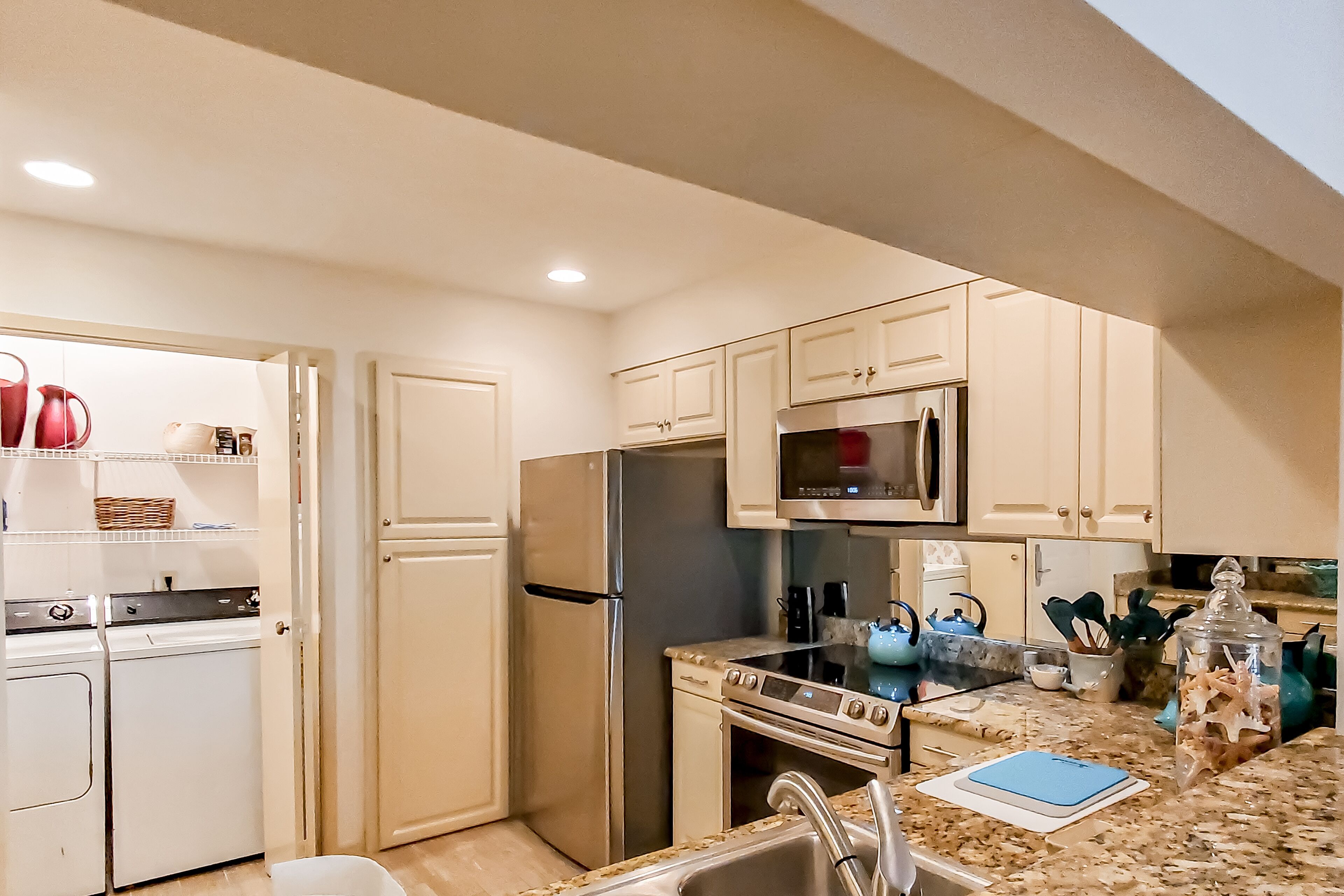 Modern townhome with patio, W/D, pools, hot tub, tennis courts, & beach access