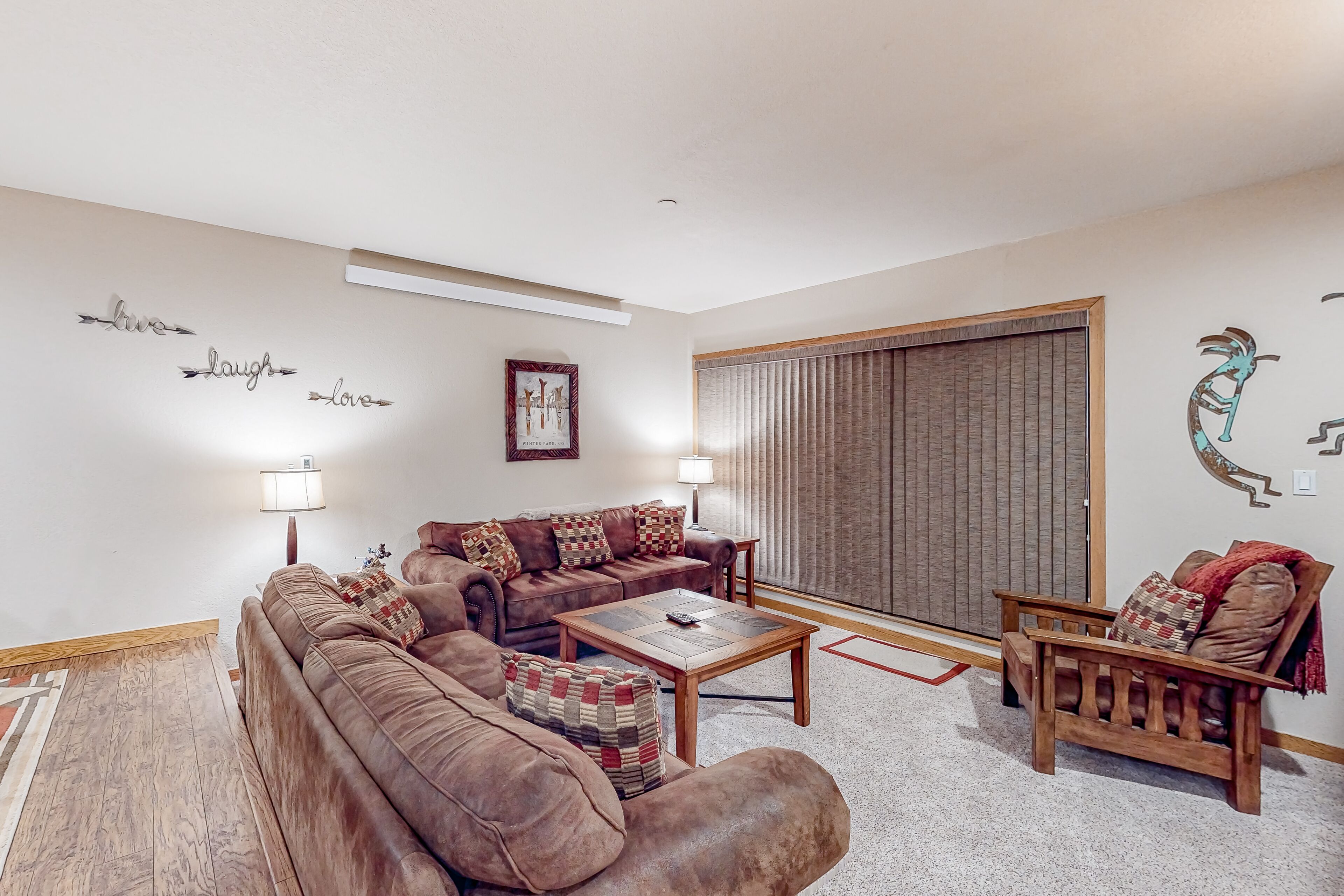 Comforting mountain view condo with fireplace, TV, & full kitchen