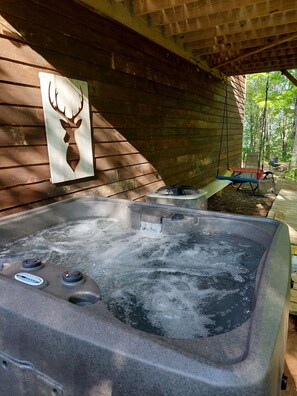 Outdoor spa tub - Deer Bluff Cottage-Retro theme, Hot Tub, Firepit, Arcade, Log Playhouse, Nursery (Fairview)