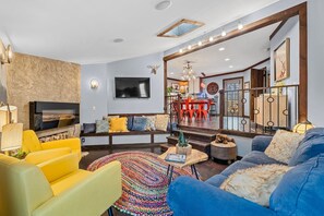 Smart TV, chimenea, videojuegos y futbolito 