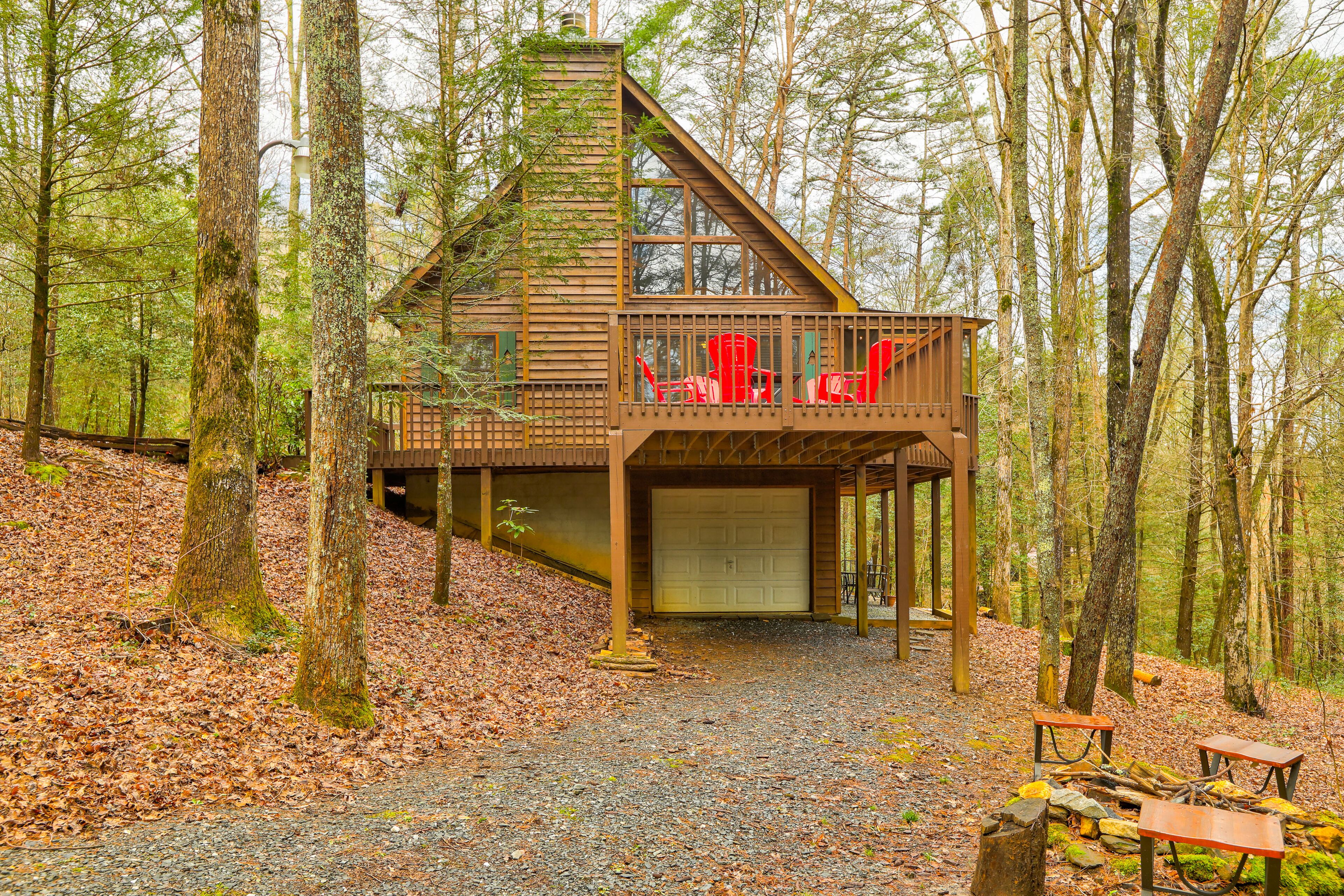Dog-friendly cabin with a game room, fireplace, furnished deck, & washer/dryer