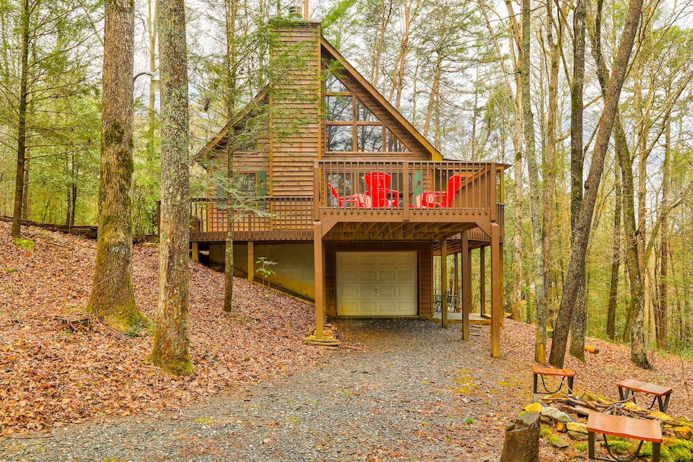 Dog-friendly cabin with a game room, fireplace, furnished deck, & washer/dryer
