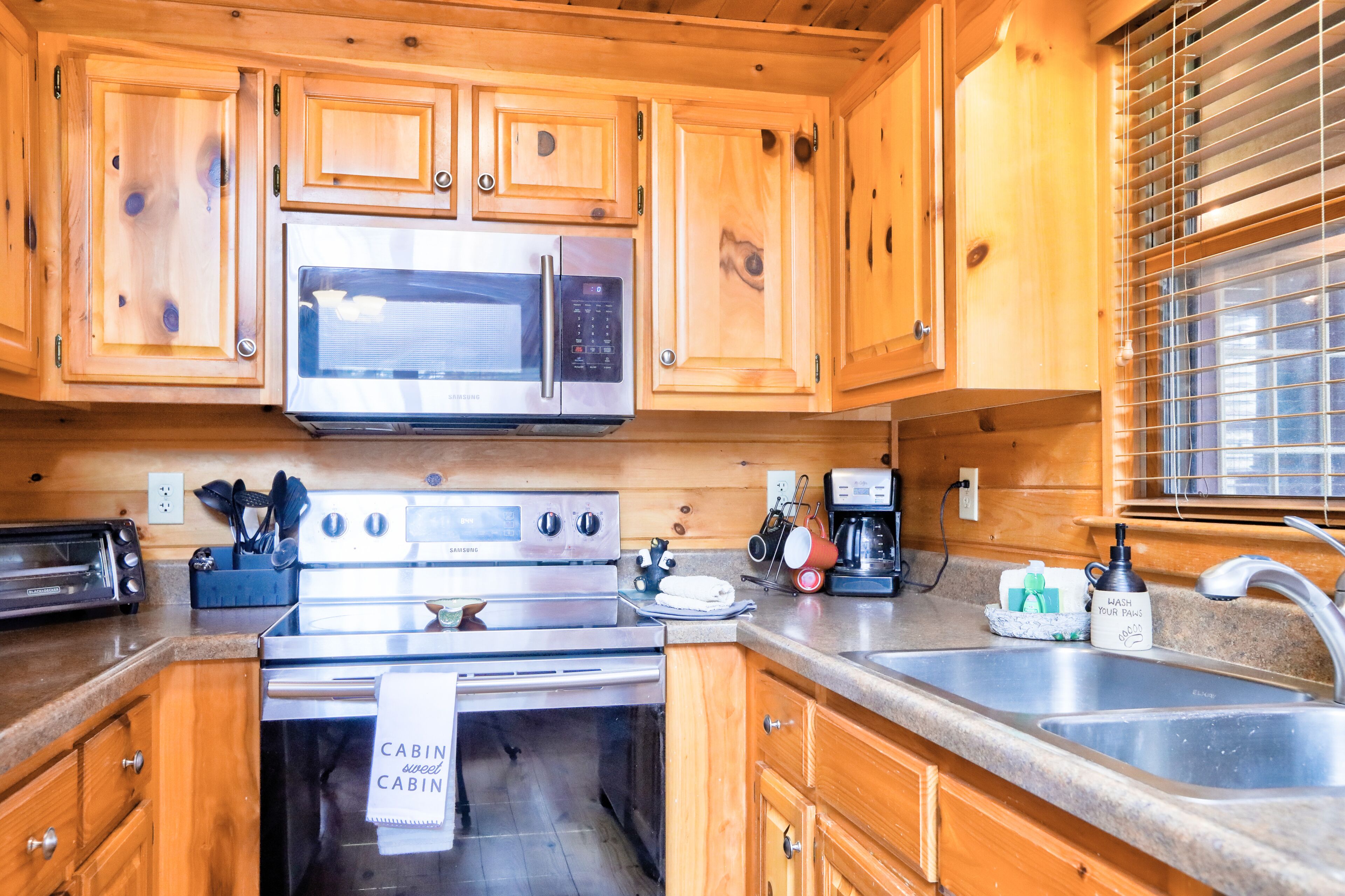 Dog-friendly cabin with a game room, fireplace, furnished deck, & washer/dryer