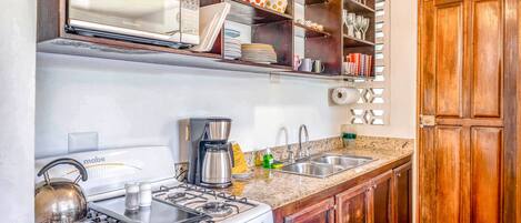 雪櫃、微波爐、焗爐、爐具