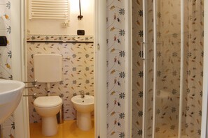 Douche, sèche-cheveux, bidet, serviettes fournies