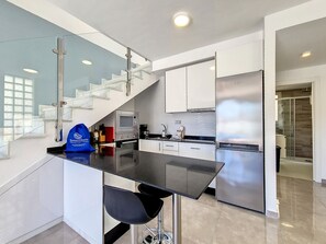 Een koelkast, een magnetron, een oven, een kookplaat