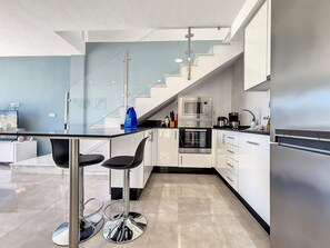 Frigorífic, microones, forn i placa de cuina