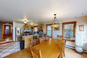 Fridge, microwave, oven, stovetop - Charming downtown retreat with stained glass, enclosed yard, and washer/dryer (Bozeman)