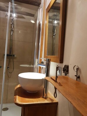 Douche, sèche-cheveux, serviettes fournies, savon