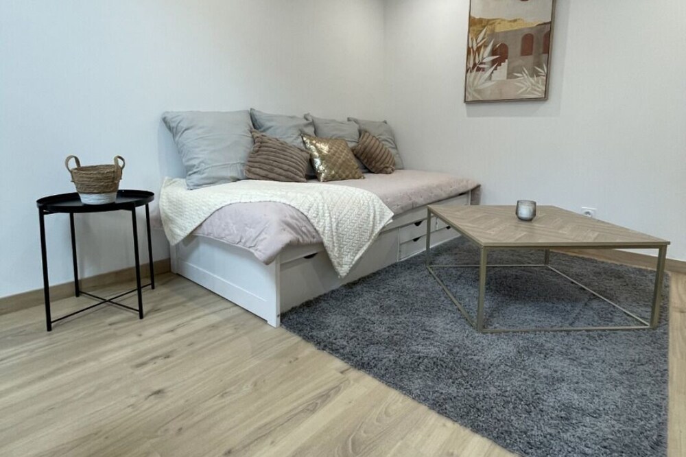 Charming T2, private parking, garden