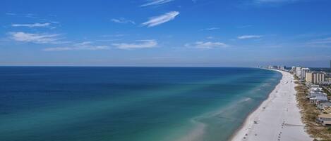 Plage, chaises longues