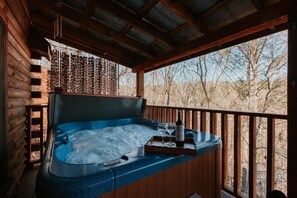 Outdoor spa tub - Cozy Modern Mountain Retreat (Pigeon Forge)