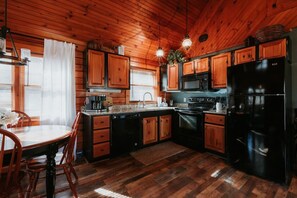 Fridge, microwave, oven, stovetop - Cozy Modern Mountain Retreat (Pigeon Forge)