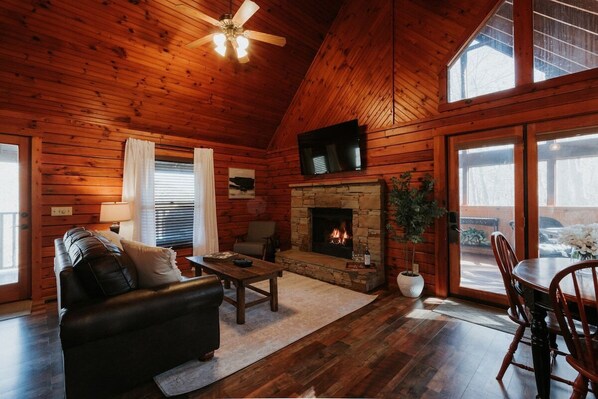 TV, fireplace - Cozy Modern Mountain Retreat (Pigeon Forge)