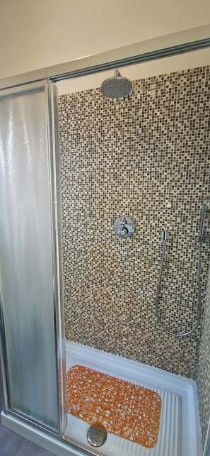 Chuveiro, secador de cabelo, bidê, toalhas de banho
