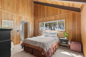 3 bedrooms, iron/ironing board, Internet, bed sheets - Dog-friendly cabin with gorgeous views, wrap around porch, & wood burning fireplace (Camp Connell)