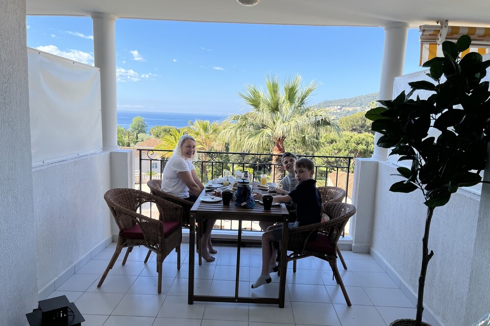 Pool , 150m to beach, seaview