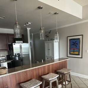 冷蔵庫、電子レンジ、オーブン、コンロ