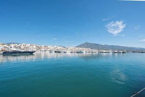 Marina - Renovated in 2024 - Apartment w/ Pool and Parking (Marbella)