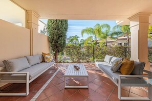 Terrace/patio - Renovated in 2024 - Apartment w/ Pool and Parking (Marbella)