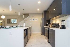 Fridge, microwave, oven, stovetop - Dream & Modern Home Private Pool 4425 (Kissimmee)