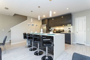 Fridge, microwave, oven, stovetop - Dream & Modern Home Private Pool 4425 (Kissimmee)