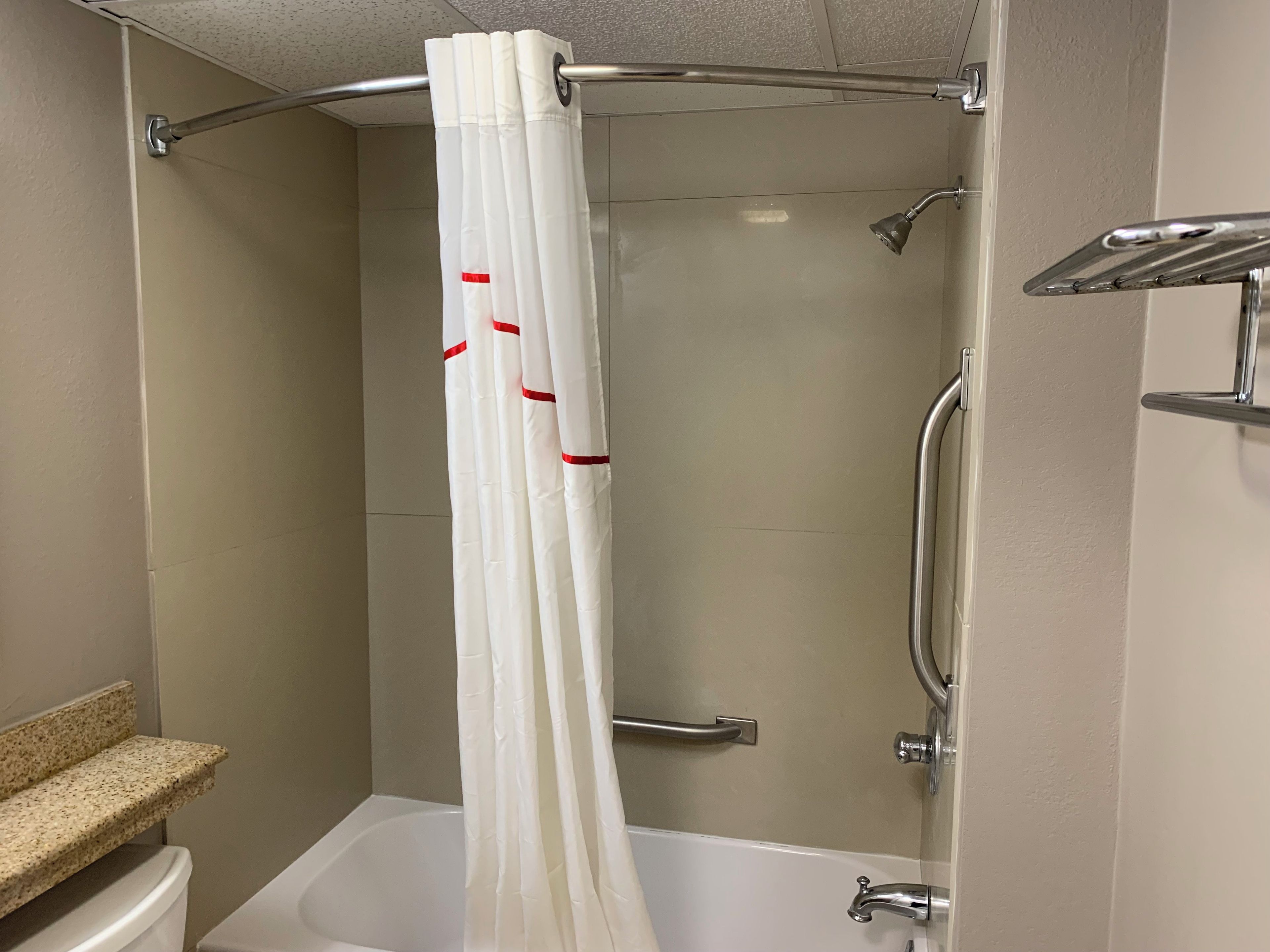 Deluxe-Zimmer, 2 Queen-Betten, barrierefrei, Nichtraucher | Badezimmer | Duschwanne, Handtücher, Seife, Shampoo