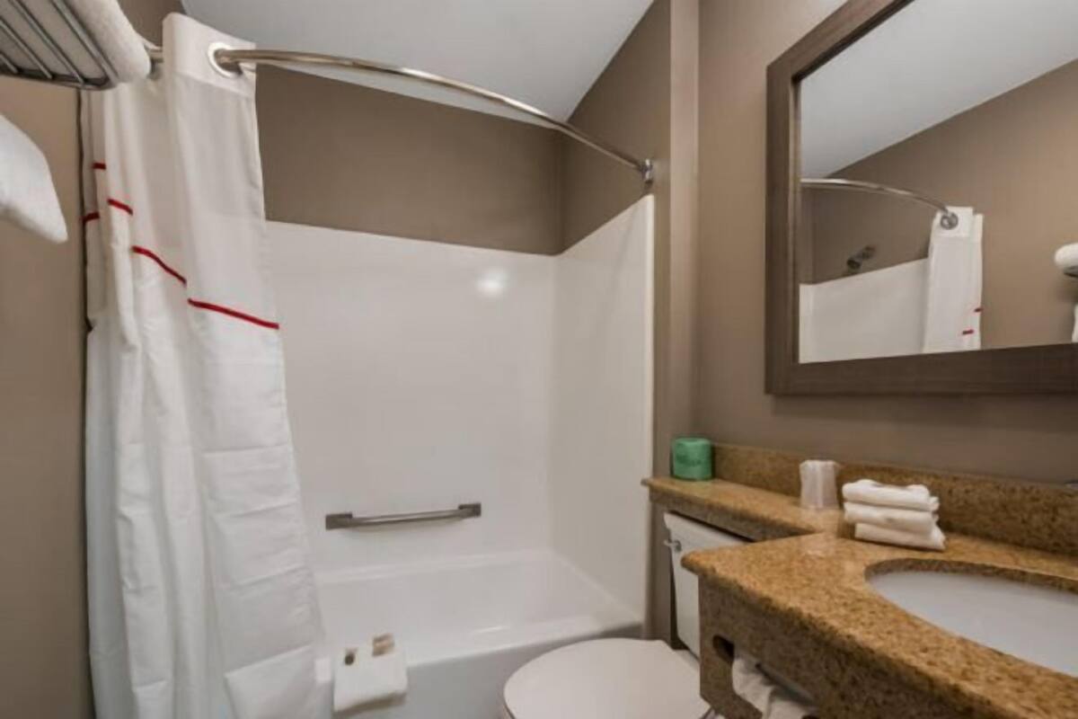 Bathroom | Combined shower/bathtub, towels, soap, shampoo